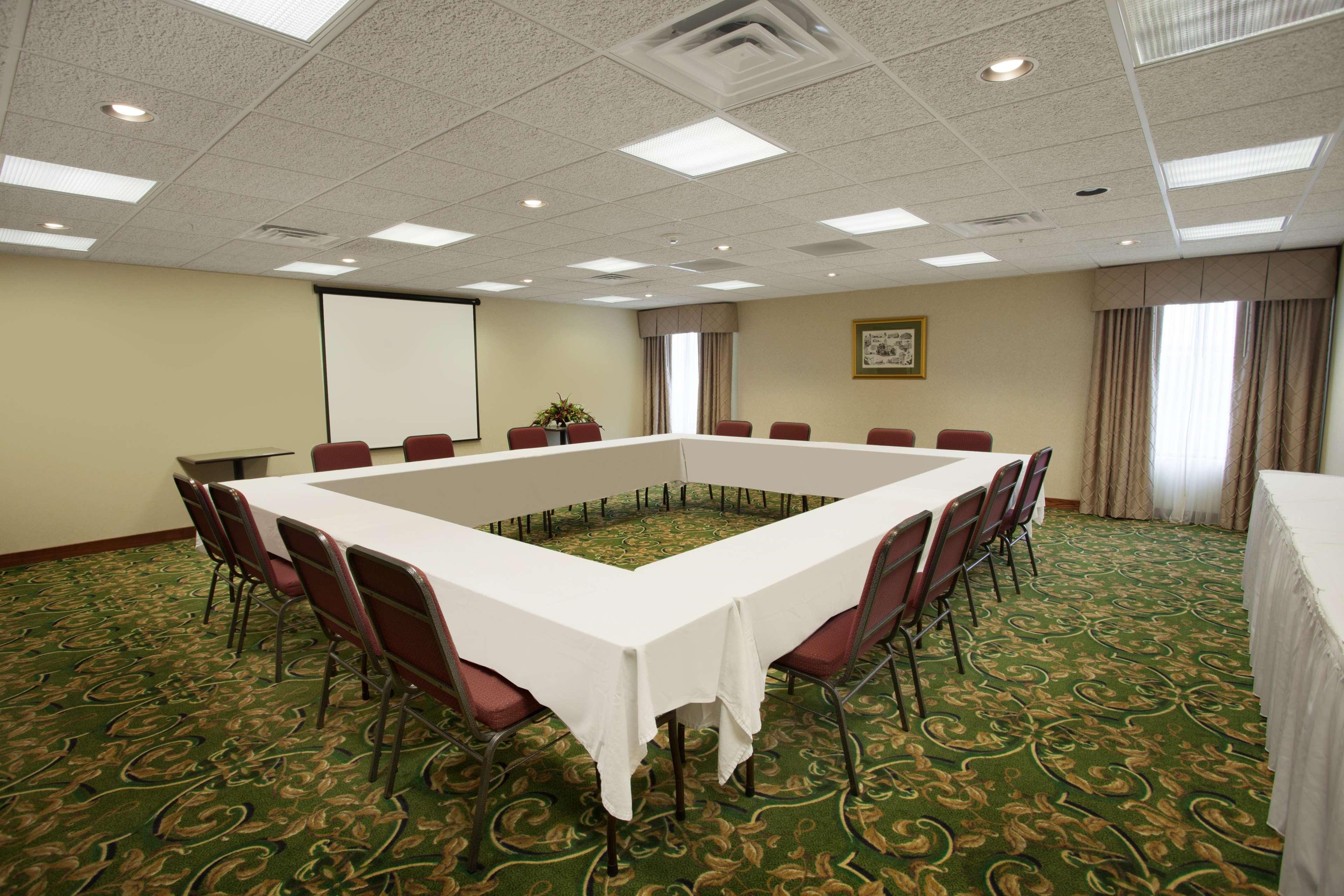 Hampton Inn Sidney Бизнес снимка